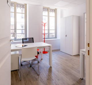 Bureau privé 17 m² 2 postes Coworking Rue du Président Edouard Herriot Lyon 69002 - photo 1